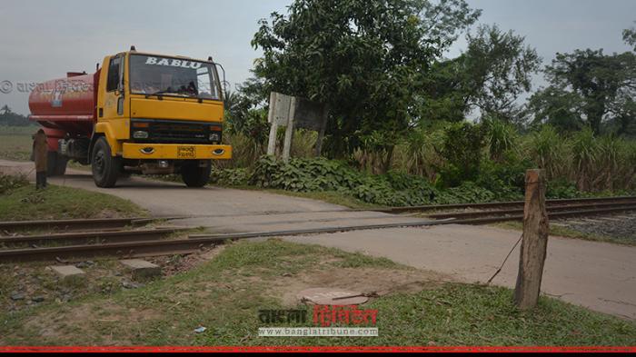 জয়পুরহাটে অরক্ষিত রেলপথ, ঝুঁকি নিয়ে চলছে যানবাহন