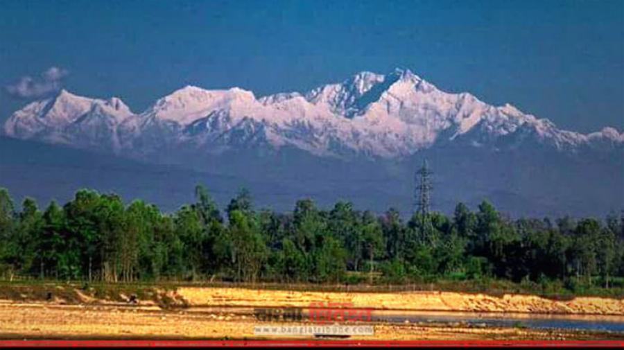 তেঁতুলিয়ায় উঁকি দিচ্ছে হিমালয় ও কাঞ্চনজঙ্ঘা