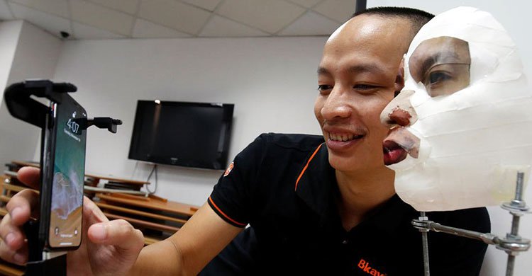 আইফোনের ফেস আইডি হ্যাক!