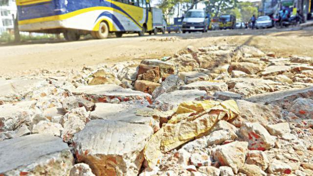 ঢাকার রাস্তাঘাটের দুর্দশা