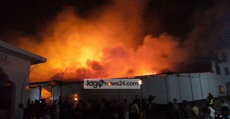 রংপুরে পার্টিকেল বোর্ড কারখানায় আগুন