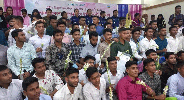 বগুড়ায় পুলিশ কনস্টেবল পদে ১২০ টাকা খরচ করে চাকরি পেলন ৯৪ জন