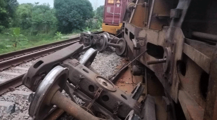 বগি লাইনচ্যুত হয়ে ঢাকা-চট্টগ্রাম ট্রেন যোগাযোগ বন্ধ
