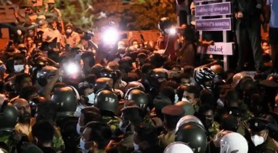 শ্রীলংকার বিদায়ী প্রধানমন্ত্রীকে সরিয়ে নিলেন সৈন্যরা