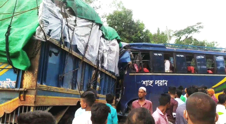 নেত্রকোণায় বাস-ট্রাক মুখোমুখি সংঘর্ষে নিহত ২, আহত ১১