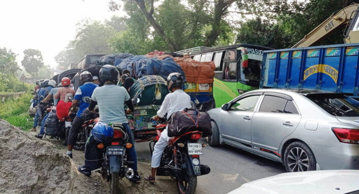 কর্মস্থলে ফিরছে মানুষ দৌলতদিয়া ফেরিঘাটে ৯ কিলোমিটার যানজন