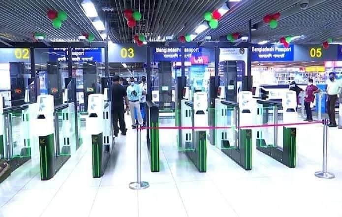 দক্ষিণ এশিয়ার প্রথম দেশ হিসেবে বিমানবন্দরে ‘ই-গেট’ চালু করলো বাংলাদেশ, ১৮ সেকেন্ডেই ইমিগ্রেশন পার…