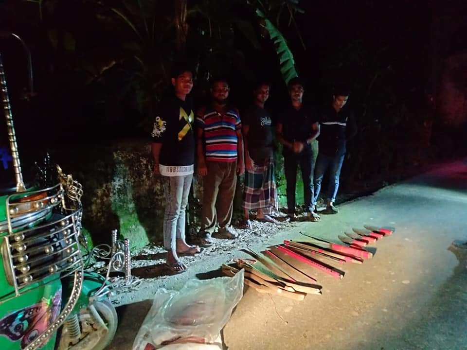  নোয়াখালীতে ঝোপে মিলল দেশীয় অস্ত্র  