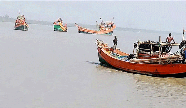 বাংলাদেশের জলসীমায় মাছ ধরায় ১৩৫ ভারতীয় আটক