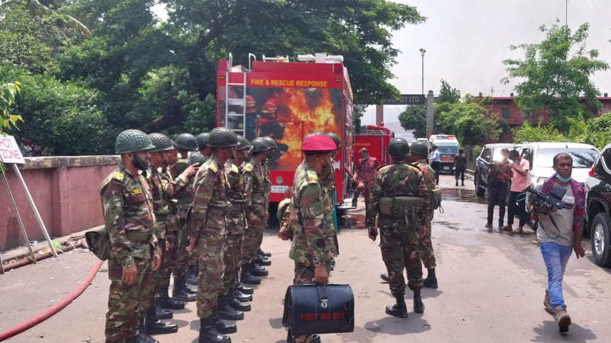 সীতাকুণ্ডের বিস্ফোরণ স্থলে সেনাবাহিনী মোতায়েন..
