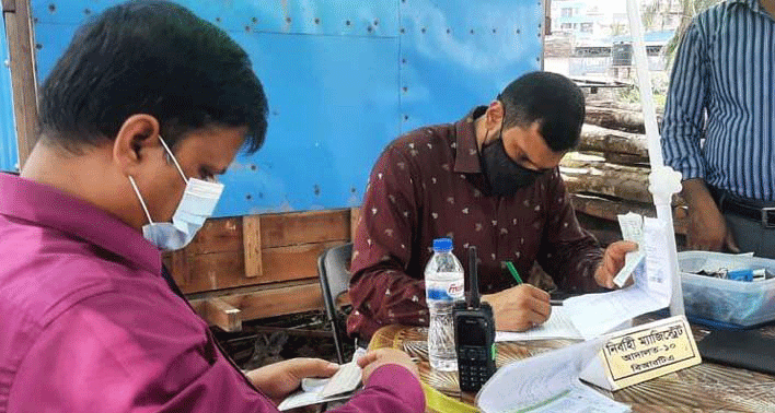 যৌথ অভিযানে রুট পারমিটবিহীন ১৩টি বাস ডাম্পিং