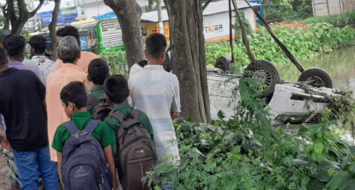 কুমিল্লায় প্রাইভেটকার খাদে পড়ে স্বামী-স্ত্রীসহ নিহত ৩