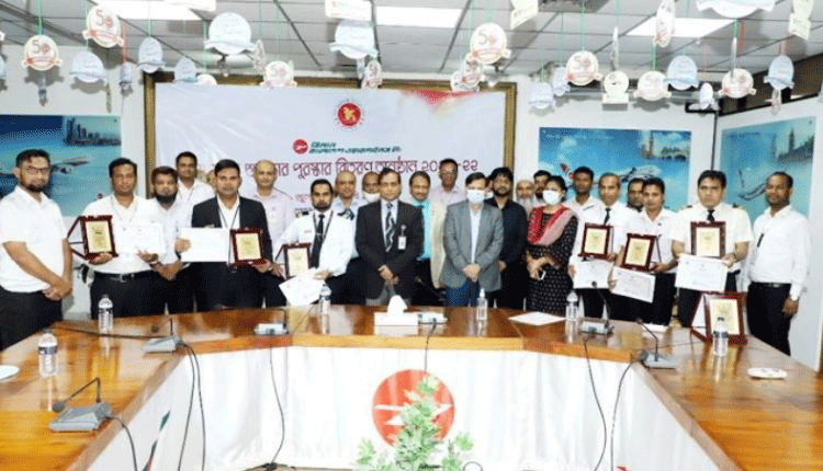 শুদ্ধাচার পুরস্কার পেলেন বিমানের ৮ কর্মকর্তা-কর্মচারী
