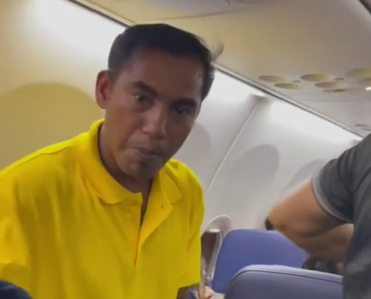 বিমানে বিড়ি খেয়ে ভাইরাল এক বাঙ্গালী!