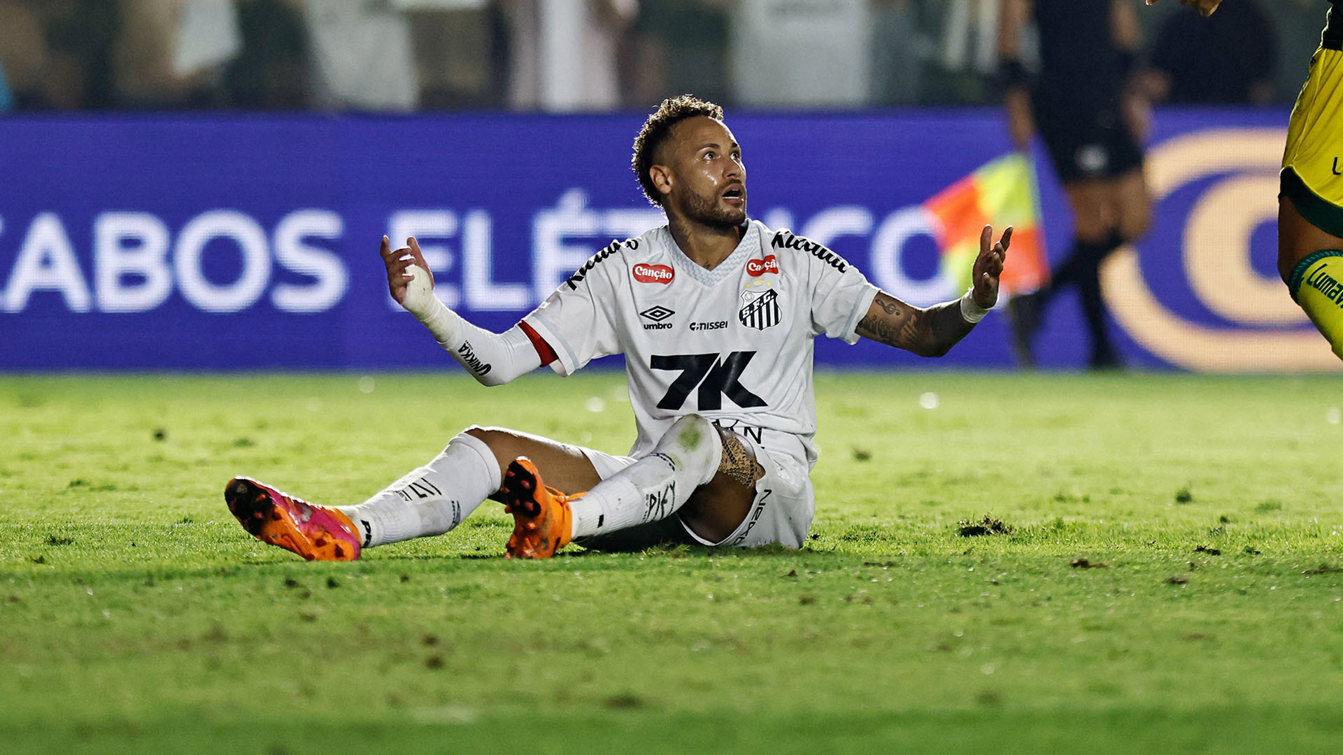 নেইমারের হাঁটুতে গুরুতর চোট, চলতি বছর আর মাঠে ফেরা হচ্ছে না।